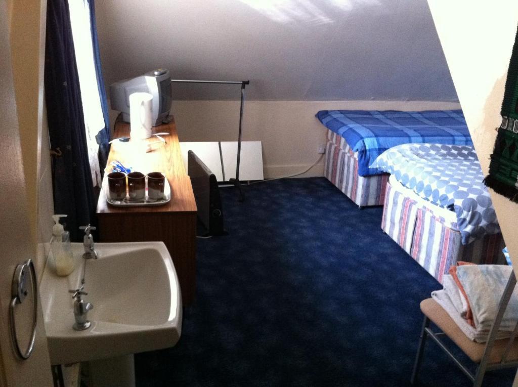 Wanstead Hotel London Room photo