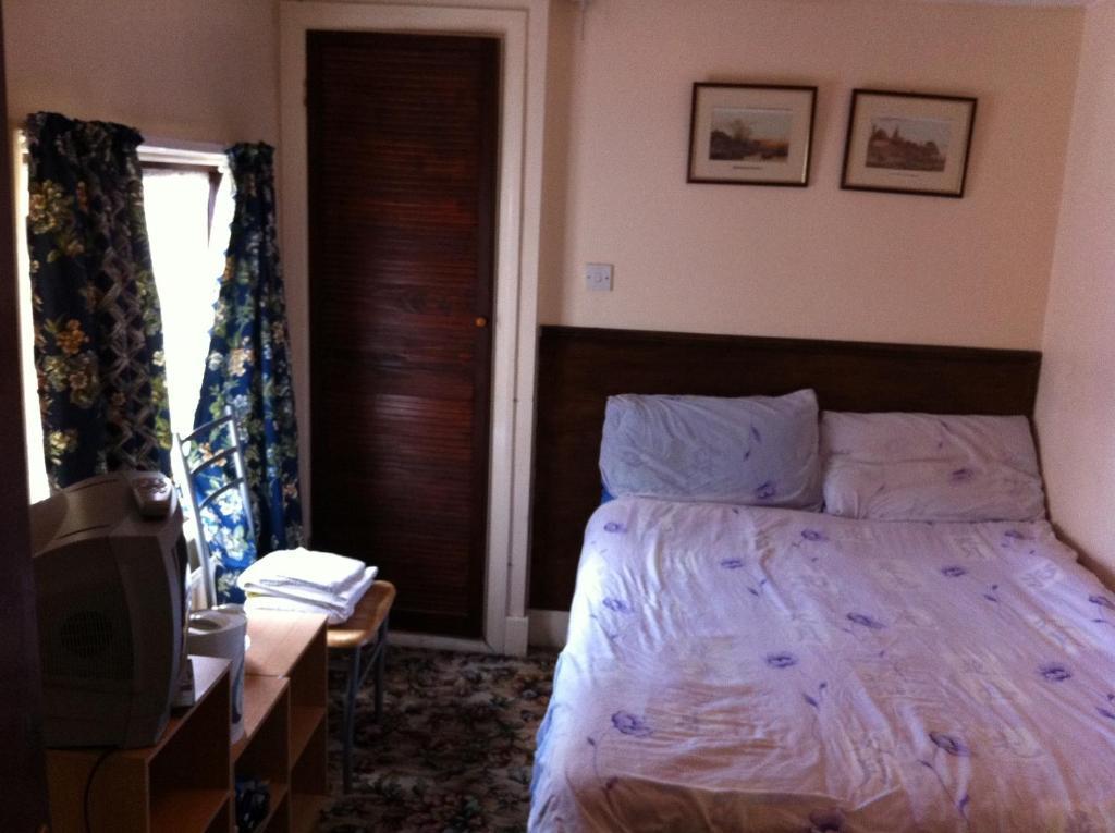 Wanstead Hotel London Room photo